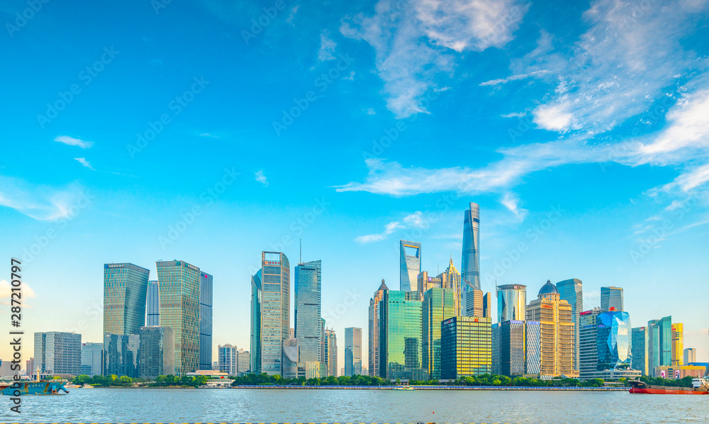 Naklejka premium The Bund and Lujiazui's Cityscape on the Huangpu River in Shanghai, China