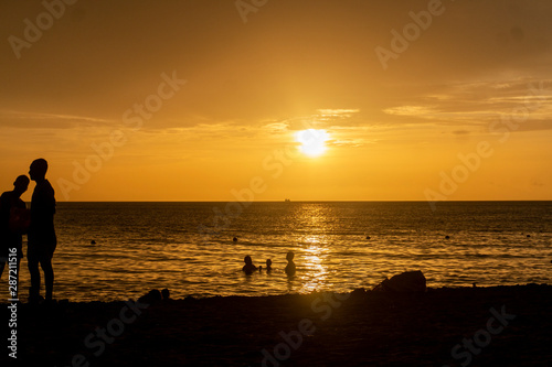 Atardecer en la playa de Santa Marta