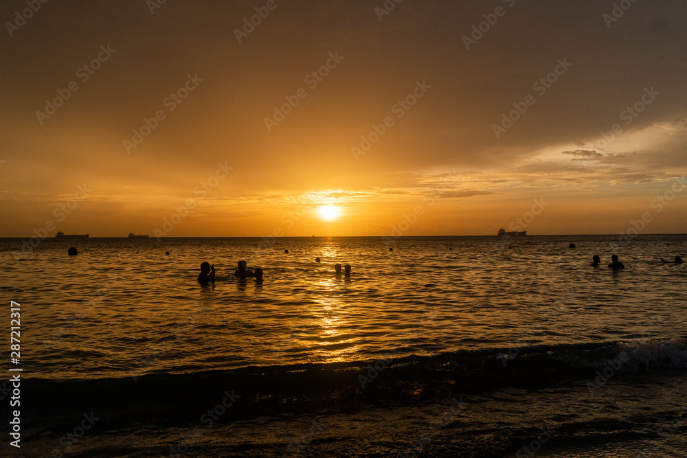 Atardecer en la playa de Santa Marta