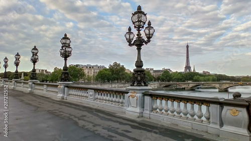 Vue sur la Tour Eiffel depuis le pont Alexandre 3 © Frdrique