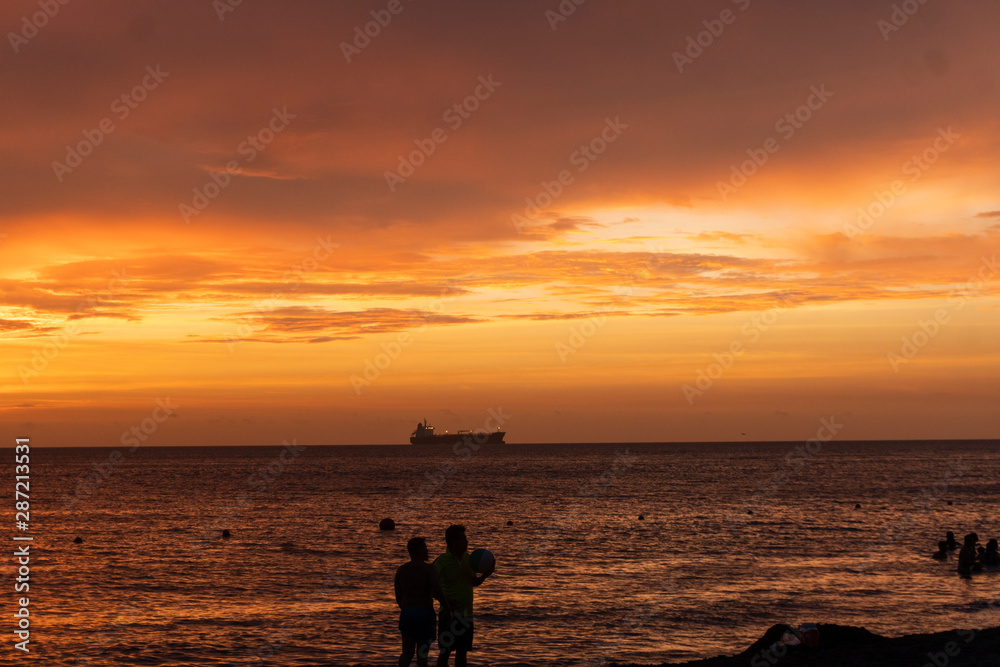 Fototapeta premium Atardecer en la playa de Santa Marta