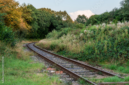 Bahnschienen, Gleise in einer Kurve in der Natur