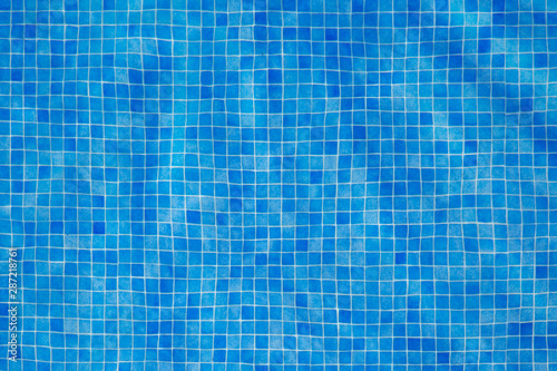 Fondo de piscina a cuadros azules con ondas de agua