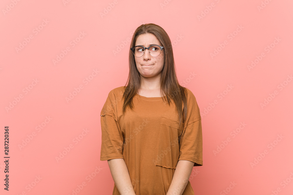 Obraz premium Young student woman wearing eyeglasses confused, feels doubtful and unsure.