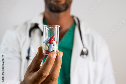 medico prescribiendo medicamentos para curar una enfermedad