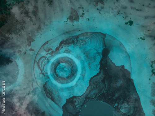 Piękne jezioro Gejzer (niebieski, srebrny) ze źródłami termalnymi, które okresowo wyrzucają z ziemi niebieską glinę i muł. Widok z lotu ptaka drona. Aktash, Ałtaj, Rosja