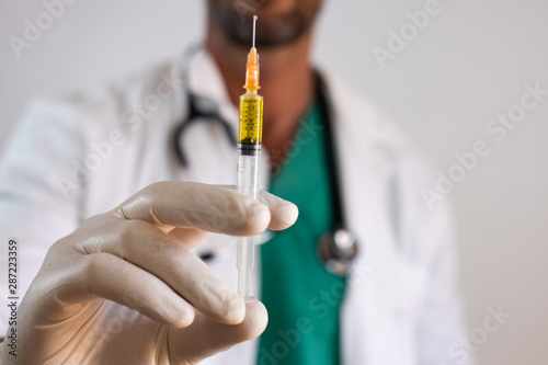 doctor preparando una inyección de una vacuna photo