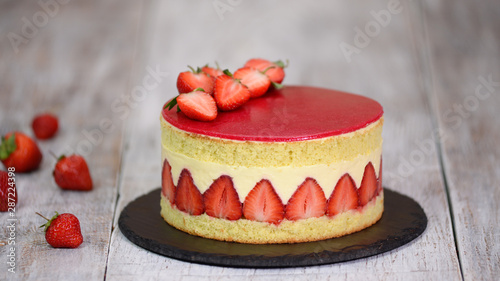 Fényképezés Sponge cake with strawberries and vanilla cream