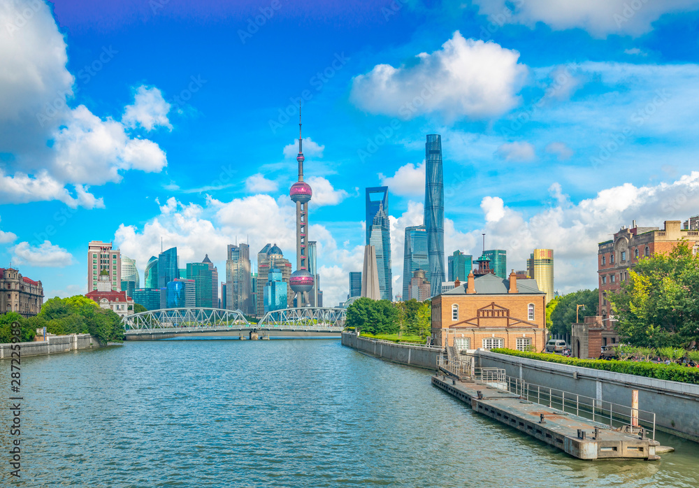 Obraz premium The Bund and Lujiazui's Cityscape on the Huangpu River in Shanghai, China