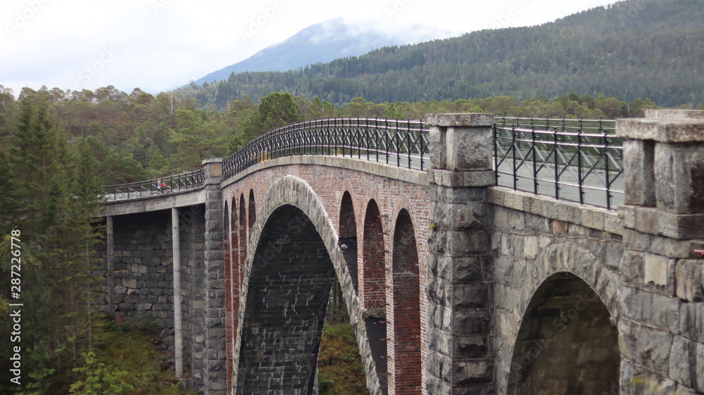 Alte Steinbrücke in Norwegen