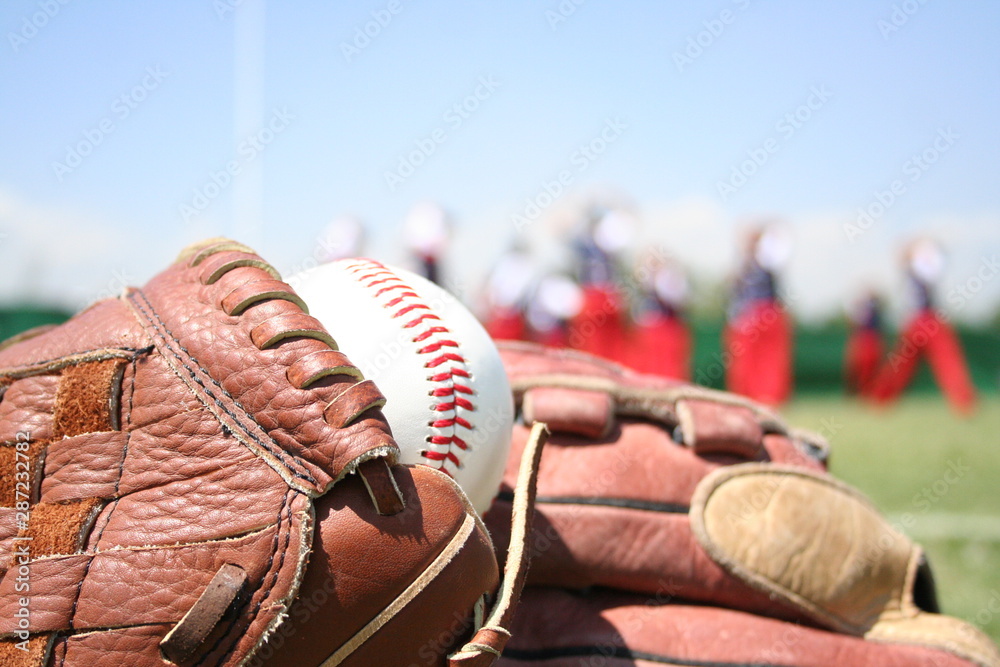 Guante beisbol baseball con equipo al fondo