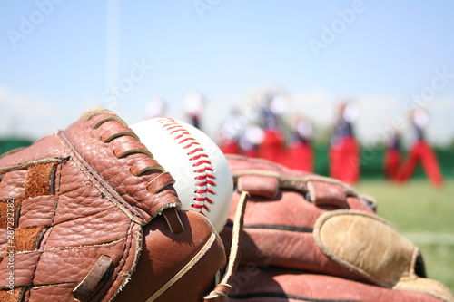 Obraz na płótnie Guante beisbol baseball con equipo al fondo w salonie