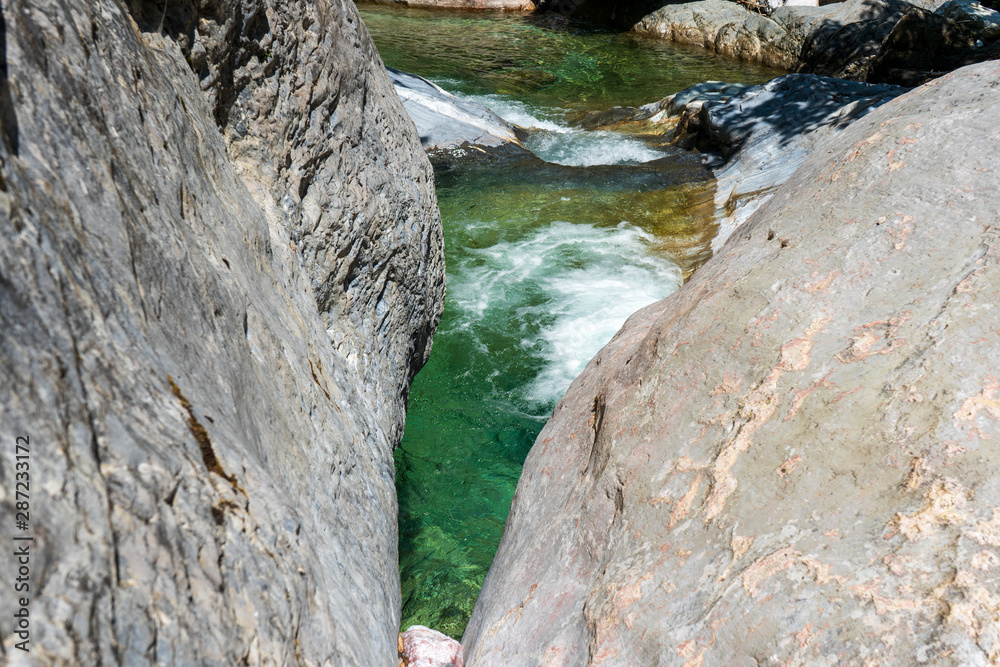 Frisches Quellwasser in einer Klamm in den österreichischen Alpen, Garnitzenklamm, Wasserfälle und frische Frisches Quellwasser in einer Klamm in den österreichischen Alpen, Garnitzenklamm, Wasserfälle und frische
