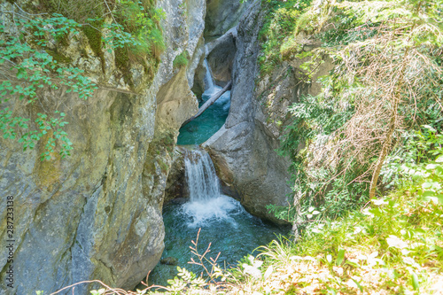 Frisches Quellwasser in einer Klamm in den österreichischen Alpen, Garnitzenklamm, Wasserfälle und frische