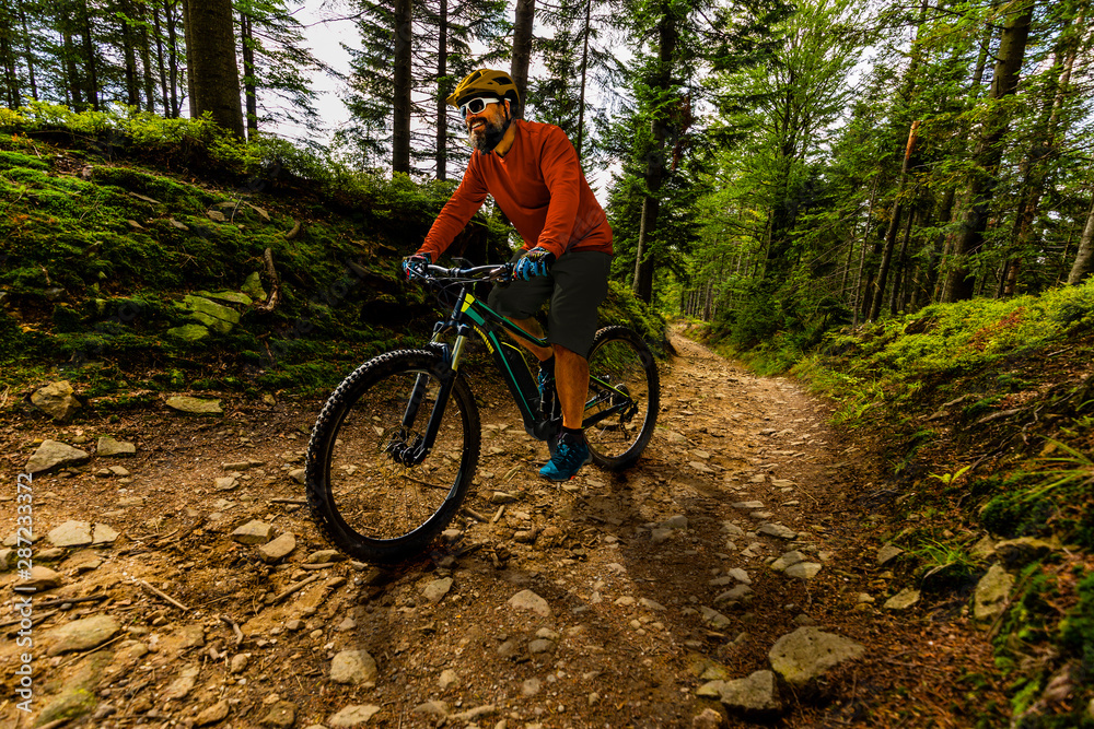 Fototapeta premium Jazda na rowerze mężczyzna na rowerze w zachód słońca góry krajobraz lasu. Tor rowerowy MTB Enduro Flow Trail. Aktywność sportowa na świeżym powietrzu.