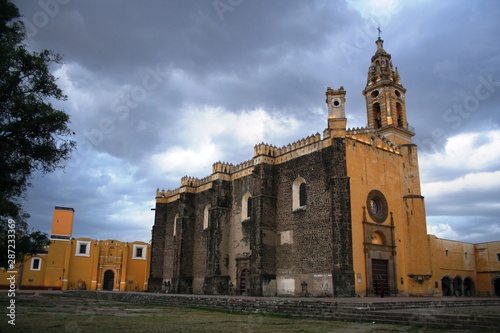 Obraz na płótnie paisaje en Cholula Puebla mostrando iglesia w salonie