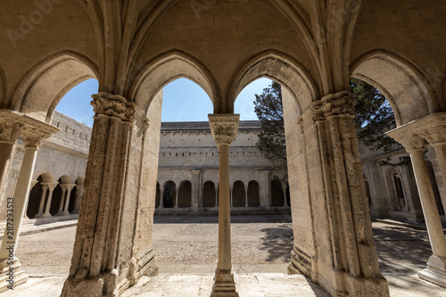 Romański klasztor Kościół Saint Trophime Cathedral w Arles. Prowansja, Francja