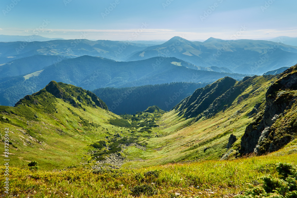 Obraz premium beautiful landscape of mountain range and meadows