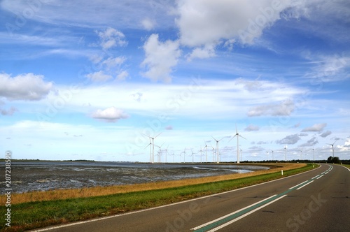 Obraz na płótnie Estuaire de l’Escaut – Parc à éoliennes (Zélande- Pays-Bas) w salonie