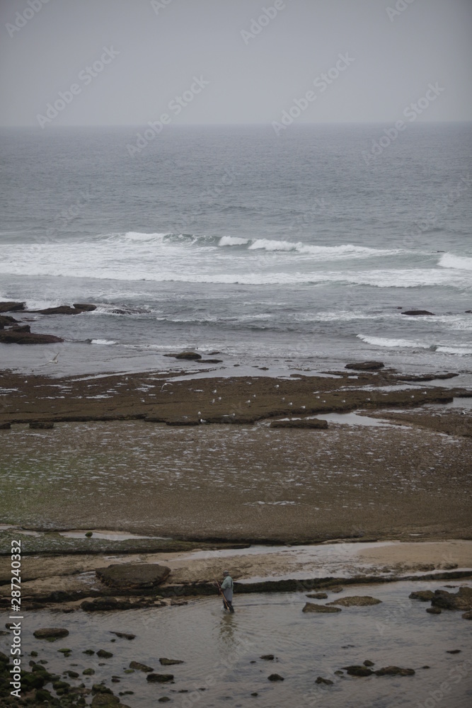 Fototapeta premium waves breaking on the rocks
