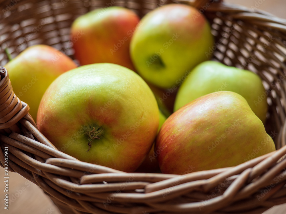 Äpfel in Weidenkorb Äpfel in Weidenkorb