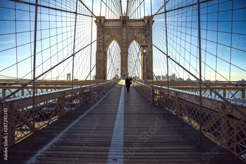 Unique design of stone & steel, the Brooklyn Bridge © Lux