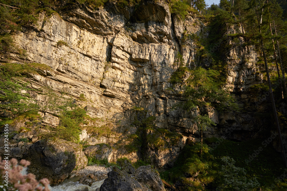 Die Kuhfluchtwasserfälle, eine Gruppe von drei Wasserfällen oberhalb von Farchant in Bayern. The Kuhflucht Waterfalls in south Bavaria, a beautiful series of three waterfalls near the Bavarian alps.
