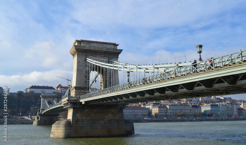 Obraz premium The Szechenyi Chain Bridge over the Danube in Budapest on December 29, 2017.