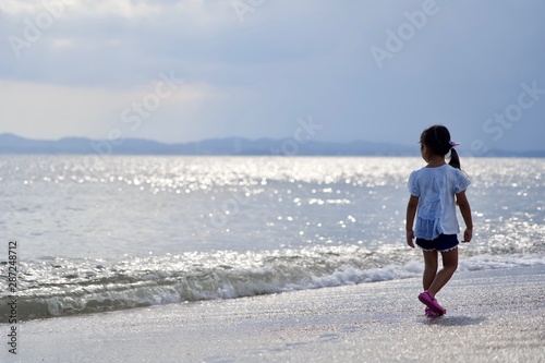 キラキラな海を見ながら歩く子供