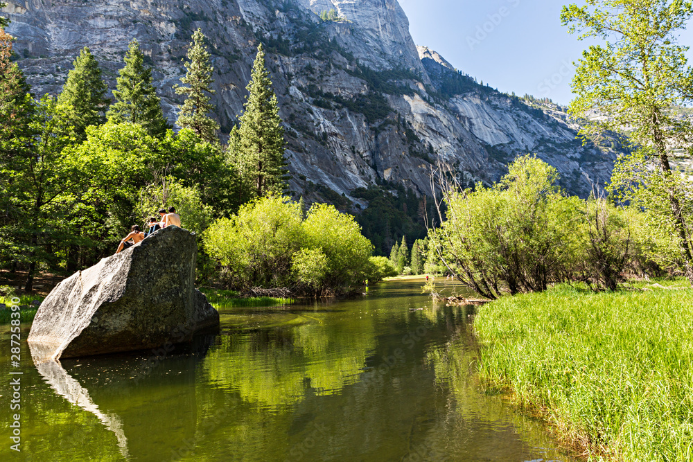 Paisaje con lago en Yosemite, California.