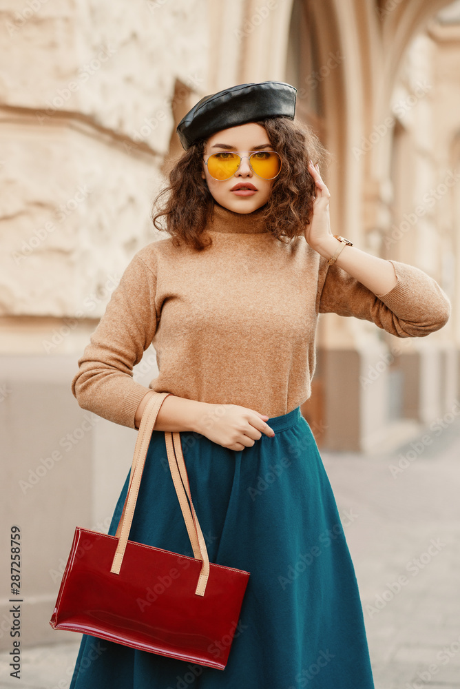 Φωτογραφία Outdoor autumn fashion portrait of young elegant lady wearing trendy leather ber
