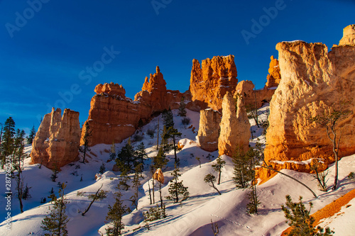 Obraz na plátně Snow and Hoodoos Along the Fairyland Loop Trail