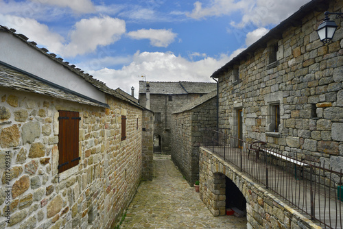 Plongée dans La Garde-Guérin (48800 Prévenchères) village médiéval, département de la Lozère en région Occitanie, France