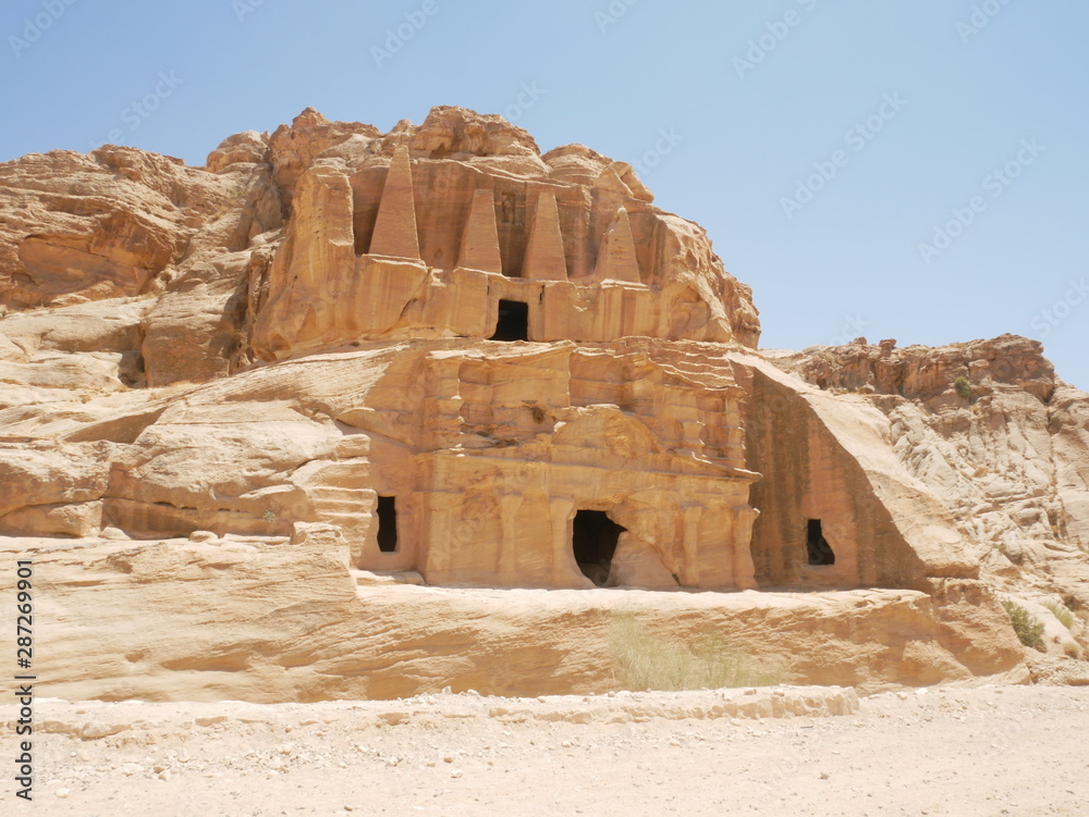 ペトラ遺跡のバーブ・アッシーク・トリクリニウムとオベリスクの墓（ヨルダン）