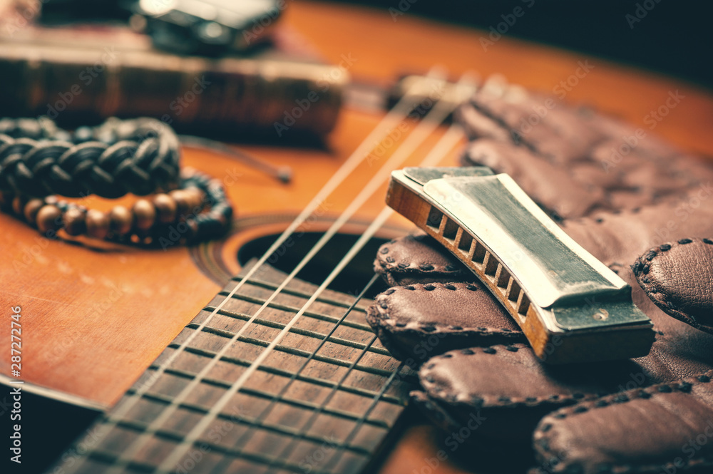 Εκτύπωση καμβά vintage harmonica on acoustic guitar