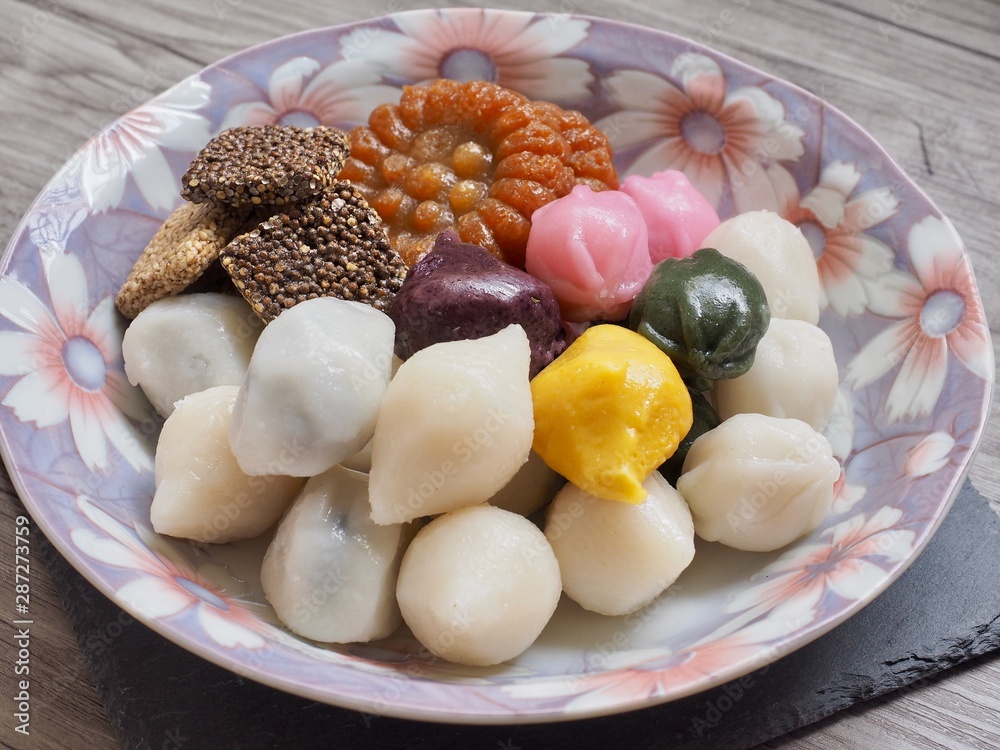 한국의 전통음식 한과, 송편, 모듬한과, 깨강정, 약과 Stock Photo | Adobe Stock
