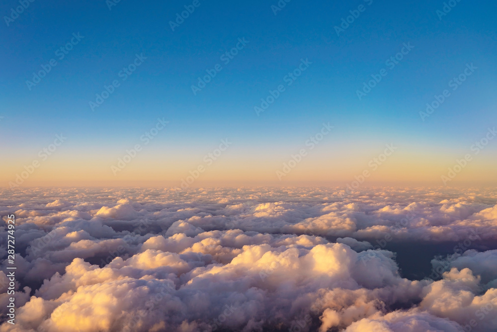 雲の上の空 夕方 Stock 写真 Adobe Stock