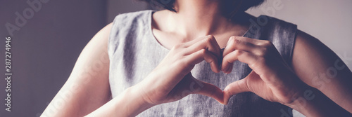 Fotografia woman making hands in heart shape, heart health insurance, social responsibility