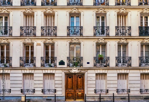 Foto Street view of the elegant facade of an old Parisian apartment building