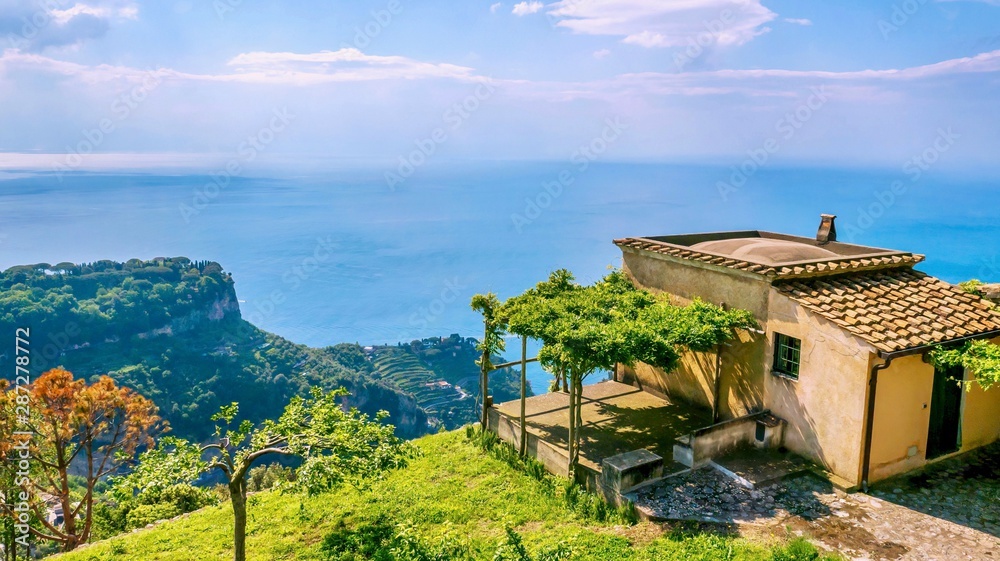 Φωτογραφία Street view of a house and pergola overlooking the Mediterranean Sea, on the Amalfi Coast in Italy