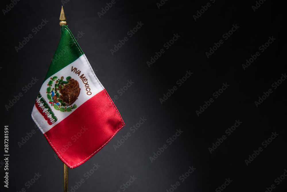 bandera de mexico con fondo negro simbolos patrios de la independencia de  mexico, banderas, campanas, charro, fondo blanco, fondo negro foto de Stock  | Adobe Stock