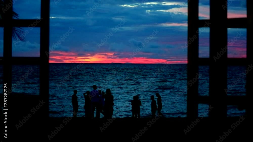 Looking outside the window Saw friends taking pictures of the sunset and play together fun