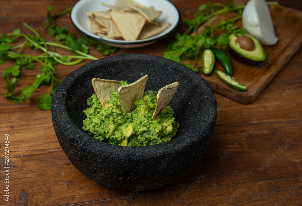 Guacamole con totopos de maiz comida mexicana salsa picante de aguacate