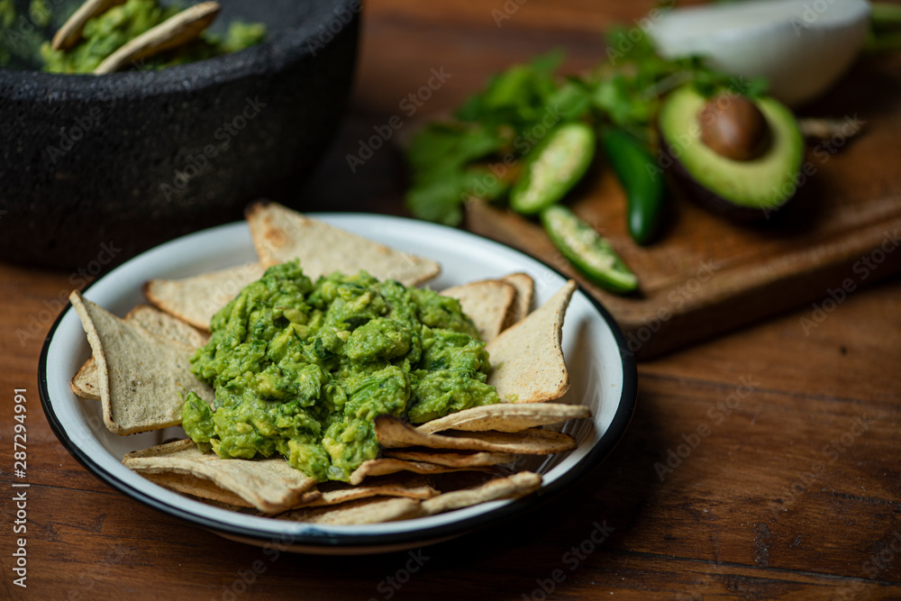 Guacamole con totopos de maiz comida mexicana salsa picante de aguacate y chile Guacamole con totopos de maiz comida mexicana salsa picante de aguacate y chile