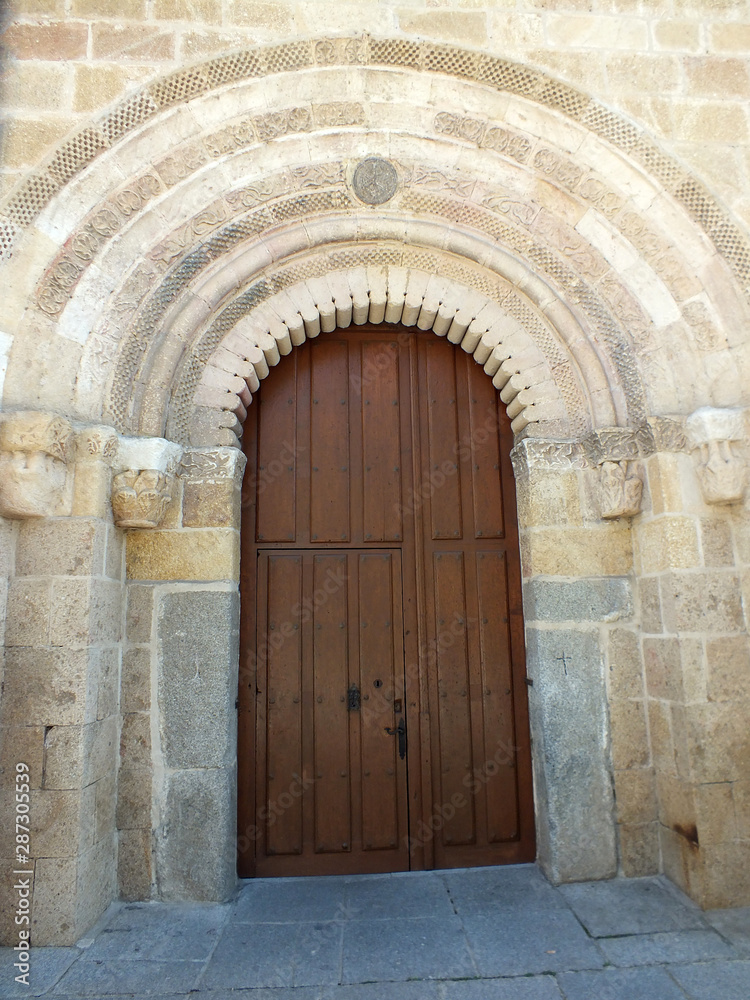 Puerta de la Iglesia de San Vicente en Ávila