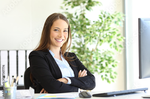 Fotografia Happy businesswoman at office posing looking at you