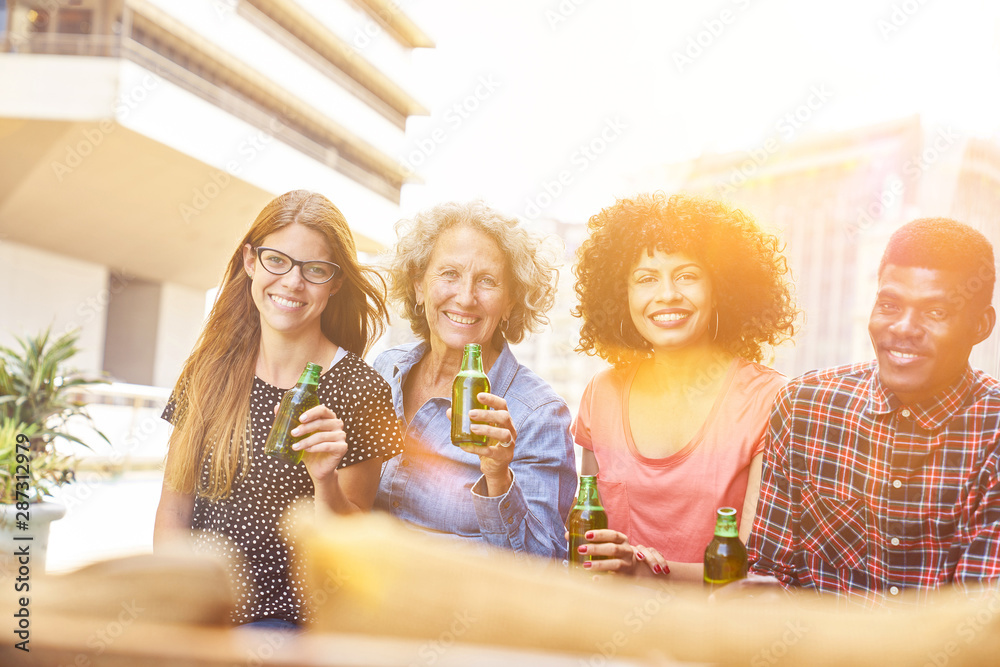 Was Trinken Gehen In Der Nähe Gruppe Freunde beim Bier trinken auf Party Stock Photo | Adobe Stock