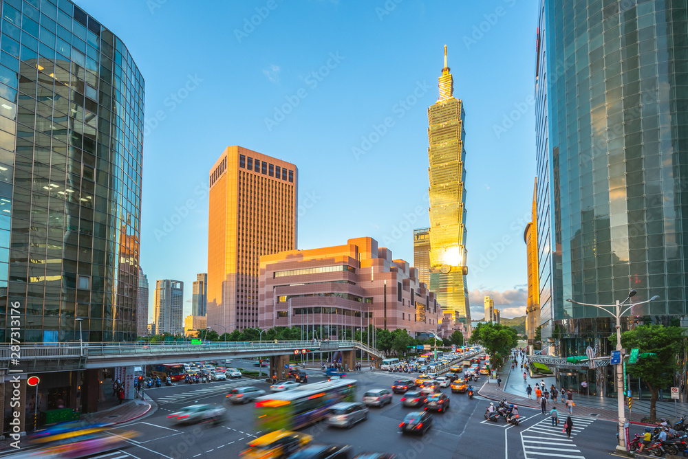 Naklejka premium panorama miasta tajpej z wieżą taipei 101 na tajwanie