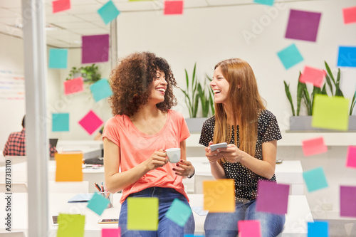 Zwei junge Frauen als Business Trainees haben Spaß photo