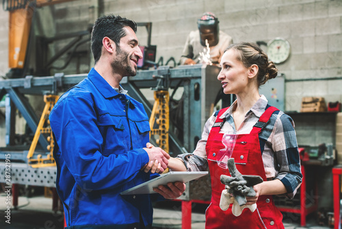 Obraz na plátně Worker in factory or workshop discussing project